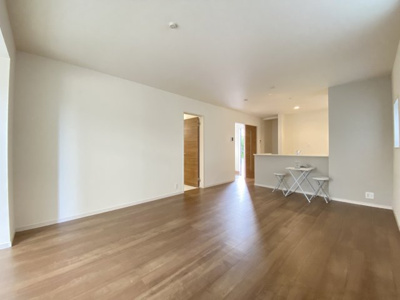 【居間・リビング】 | 沖縄市南桃原（全8棟）ラスト3号棟 | 3号棟　LDK16帖＋畳コーナー3帖付き♪