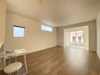 【居間・リビング】 | 沖縄市南桃原（全8棟）ラスト3号棟 | 3号棟　LDK16帖＋畳コーナー3帖付き♪