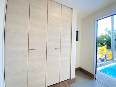 【玄関】 | 沖縄市南桃原（全8棟）ラスト3号棟 | 3号棟　十分な収納付き玄関♪