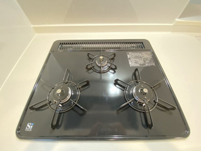 【キッチン】 | 沖縄市南桃原（全8棟）ラスト3号棟 | 3号棟　三口コンロ♪