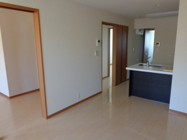 パームヒルズ カネヨシ Ａ棟の居間・リビング