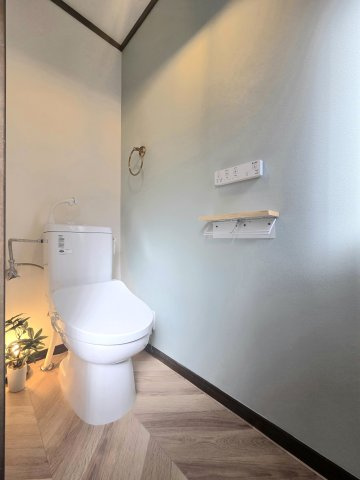 阪南市山中渓　中古戸建のトイレ|2階もトイレ有。自動開閉便座新調。