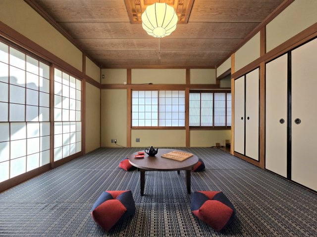 阪南市山中渓　中古戸建の和室|1階10帖　床の間や障子がある、日本らしさを感じられる空間。