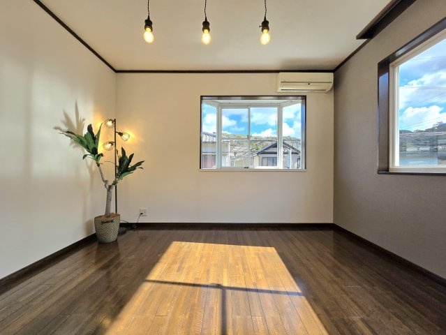 阪南市山中渓　中古戸建の洋室|2階南東側8帖　明るい光が差し込む、温もりのある快適な洋室