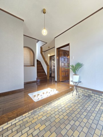 阪南市山中渓　中古戸建の玄関|玄関から廊下をのぞく。