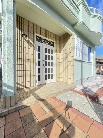 阪南市山中渓　中古戸建の玄関|住まいを彩る、趣ある玄関口。