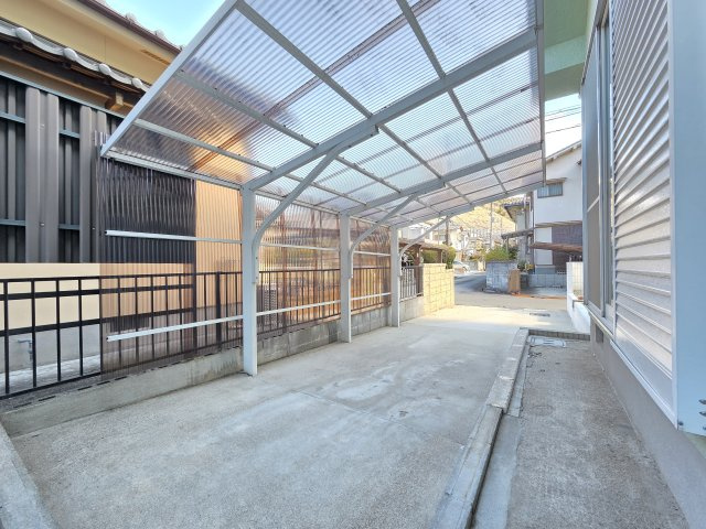 阪南市山中渓　中古戸建の駐車場|２台駐車可！（大型+２台目は軽のみ）屋根付きも高ポイント
