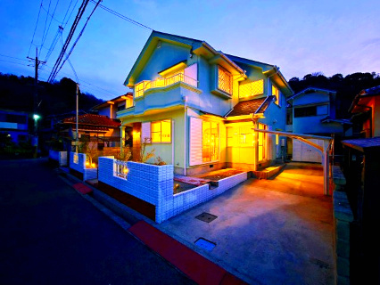 阪南市山中渓　中古戸建の外観|室内から溢れ出す暖色ライト。時を重ねる風格ある住まい。