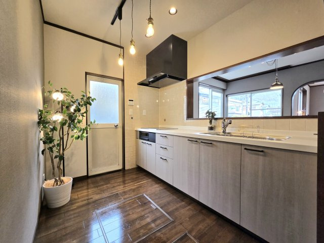 阪南市山中渓　中古戸建のキッチン|扉カラーに温かみのある木目を採用。リフォーム多数で快適。