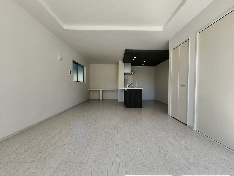 小牧市大字下末　新築戸建　3号棟の居間・リビング|こちらのリビングで趣味の時間をお楽しみください