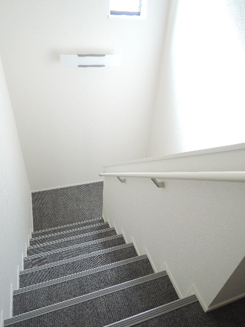 a la Maison　ア ラ メゾンのその他共用部分|内廊下・内階段　クロスと絨毯で仕上げています