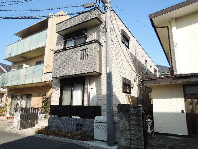 a la Maison　ア ラ メゾンの外観|隣の居室とは共用部を気楽な挟んだ１フロア２住戸