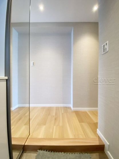 【玄関】 | グリュック8二子玉川イーストウィング | 玄関部分の床には耐水性の強い床材を利用したリノベーションが施工されています。引き締まった印象で、お部屋のイメージを決定づける空間です。～即日のご見学可能～　お問合せはお気軽にどうぞ。
