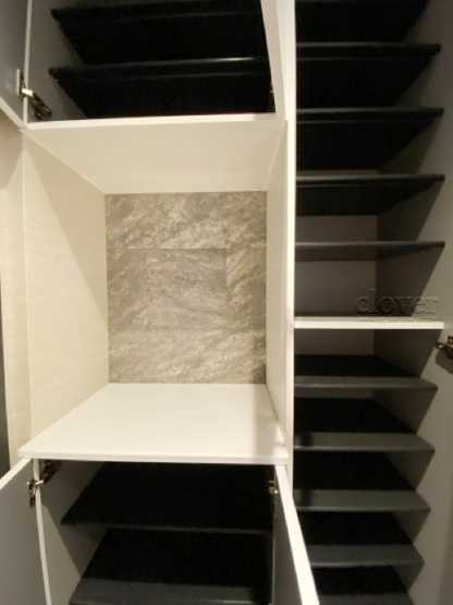 【内装】 | グリュック8二子玉川イーストウィング | 大型でトールタイプのシューズボックスを配しました。棚板は可変式になっており、たくさんの靴のほか、小物も収納できるゆとりがあります。～即日のご見学可能～　お問合せはお気軽にどうぞ。
