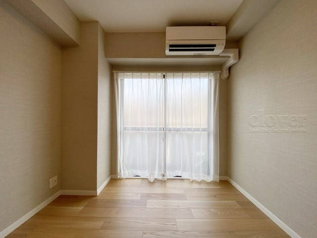 【寝室】 | グリュック8二子玉川イーストウィング | 窓から明るい光が差し込む洋室。ベッドを置いて個人居室にする場合は、多くの時間を過ごすことになる空間です。使い勝手や落ち着きを想像してください。～即日のご見学可能～　お問合せはお気軽にどうぞ。
