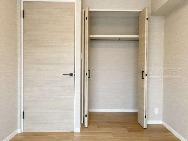 【収納】 | グリュック8二子玉川イーストウィング | クローゼットの画像です。大きく左右に開いた扉の開放のしやすさと、奥行きを含めた収納部分のサイズ感をぜひ現地にてご確認ください。～即日のご見学可能～　お問合せはお気軽にどうぞ。
