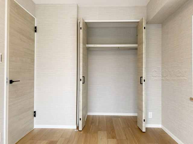 【収納】 | グリュック8二子玉川イーストウィング | クローゼットの画像です。大きく左右に開いた扉の開放のしやすさと、奥行きを含めた収納部分のサイズ感をぜひ現地にてご確認ください。～即日のご見学可能～　お問合せはお気軽にどうぞ。
