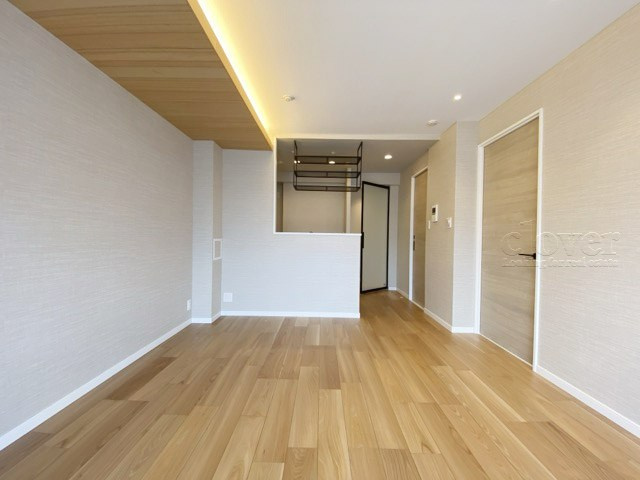 【居間・リビング】 | グリュック8二子玉川イーストウィング | くつろぎの空間であるLDKの様子。安心してくつろげるよう派手さは控えて、さりとて地味すぎもせず、あなたの生活を彩ってくれます。～即日のご見学可能～　お問合せはお気軽にどうぞ。
