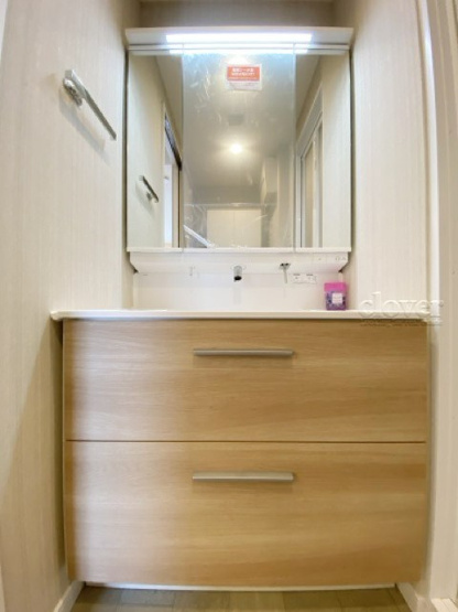 【独立洗面台】 | グリュック8二子玉川イーストウィング | 三面鏡タイプの独立洗面台。鏡の裏スペースは収納になっています。毎朝、鏡に映った背景自体が「新居」の喜びを増幅してくれそうです。～即日のご見学可能～　お問合せはお気軽にどうぞ。
