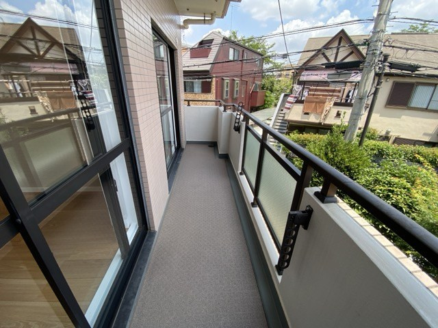 【バルコニー】 | グリュック8二子玉川イーストウィング | バルコニーの様子。ここからの眺めが、日々のストレスを発散してくれることでしょう。ちなみにバルコニーは専有部分ではなく「共用部分」の扱いです。～即日のご見学可能～　お問合せはお気軽にどうぞ。
