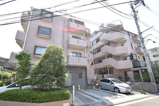 【現況写真】 | グリュック8二子玉川イーストウィング | 手入れの行き届いた外壁やエントランスなど、「見ればわかる」レベルで清潔感を保ったマンションです。築年数を感じさせない姿で皆様をお出迎えします。～即日のご見学可能～　お問合せはお気軽にどうぞ。
