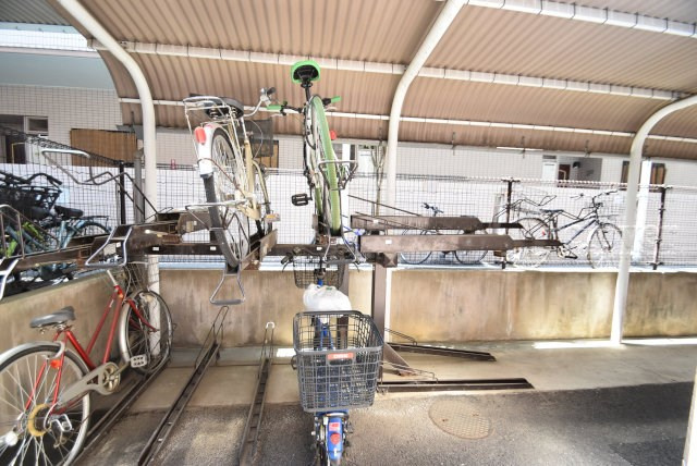 【駐輪場】 | グリュック8二子玉川イーストウィング | 自転車置き場。マンションの共用部にあたります。空きの有無や駐輪料金、各戸の台数制限などについては、改めてお問い合わせください。～即日のご見学可能～　お問合せはお気軽にどうぞ。
