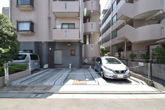 【駐車場】 | マンションの駐車場スペース。空きの有無や駐車料金、サイズ規定などについては、改めてお問い合わせください。～即日のご見学可能～　お問合せはお気軽にどうぞ。
