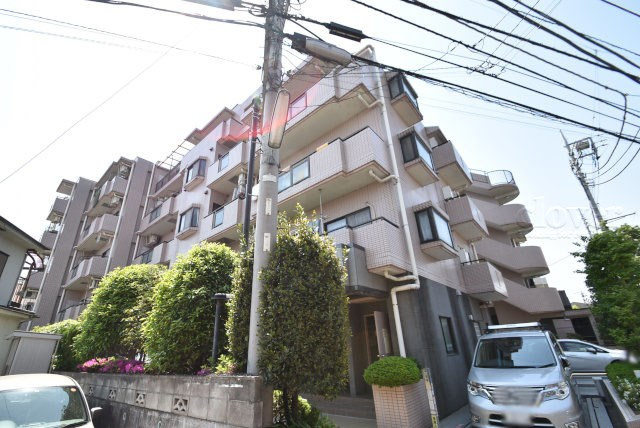 【外観】 | グリュック8二子玉川イーストウィング | 手入れの行き届いた外壁やエントランスなど、「見ればわかる」レベルで清潔感を保ったマンションです。築年数を感じさせない姿で皆様をお出迎えします。～即日のご見学可能～　お問合せはお気軽にどうぞ。
