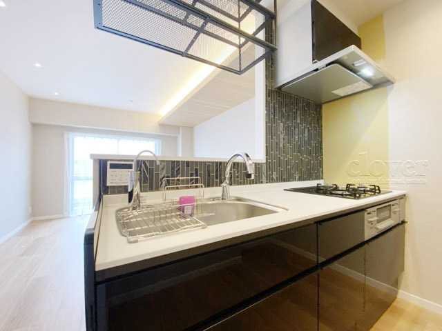 【キッチン】 | グリュック8二子玉川イーストウィング | カウンター式のシステムキッチン。スッキリと見晴らしの良いキッチンで、気分よく調理や洗い物に精を出せそうですね。～即日のご見学可能～　お問合せはお気軽にどうぞ。
