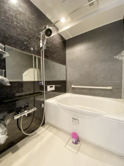 【浴室】 | グリュック8二子玉川イーストウィング | 疲れと汚れを落として明日への活力を蓄える、癒しの空間＝バスルーム。とても大切な設備です。浴槽も洗い場も美しく整っています。～即日のご見学可能～　お問合せはお気軽にどうぞ。
