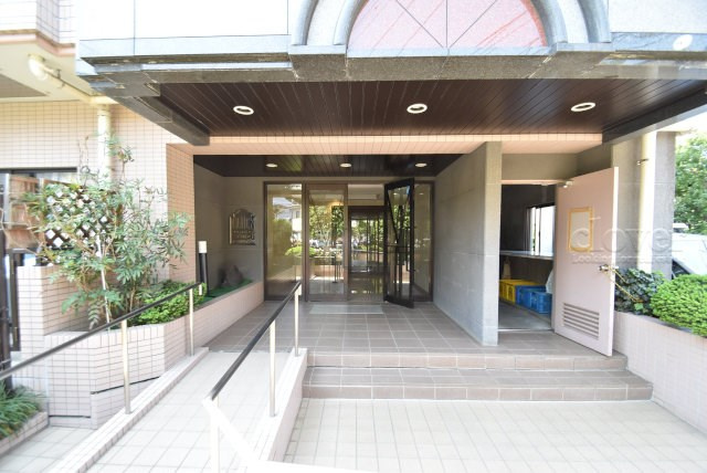 【エントランス】 | グリュック8二子玉川イーストウィング | お客様を、そして住人を出迎えてくれるマンションのエントランス。ゴミが落ちていないことからも、管理状態の良さや住民の節度の高さが見て取れます。～即日のご見学可能～　お問合せはお気軽にどうぞ。
