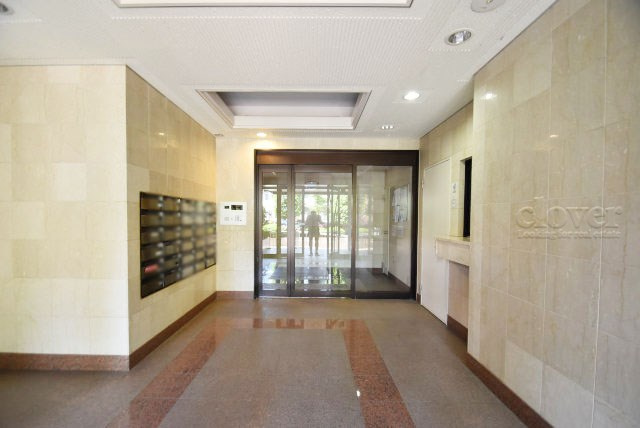 【ロビー】 | グリュック8二子玉川イーストウィング | 集合ポストなどを備えたエントランスホール。ここもマンションの顔となる部分であり、しっかりと清掃の行き届いたさまに安心感をおぼえます。～即日のご見学可能～　お問合せはお気軽にどうぞ。
