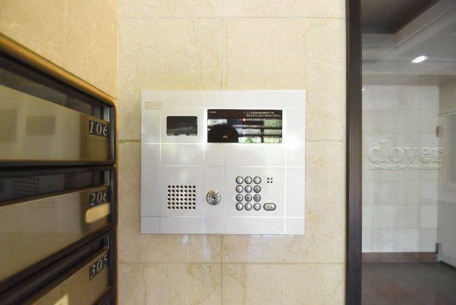 【防犯設備】 | グリュック8二子玉川イーストウィング | 部外者の出入りを規制するオートロックの操作盤。「マンションに欲しいセキュリティ」の筆頭格です。これがあるだけで、安心感はひときわ増します。～即日のご見学可能～　お問合せはお気軽にどうぞ。
