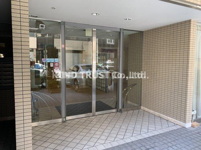 シェ・クララのエントランス|ゆとりのあるエントランスです