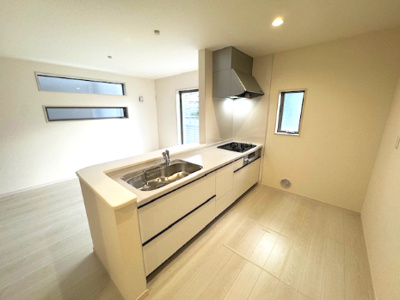 【キッチン】 | Livele Garden.S堺市南区槇塚台6期　1号棟 | 広々使い勝手の良いシステムキッチン！カウンター付きで食事の配膳や片付けもスムーズに行えます。