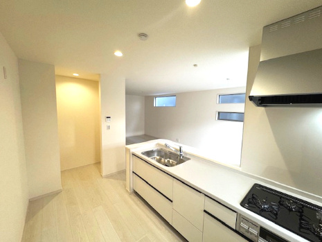 【キッチン】 | Livele Garden.S堺市南区槇塚台6期　1号棟 | キッチン横には、食品や日用品などをまとめて収納できるパントリー有り！散らかりやすいキッチンもスッキリ整います。