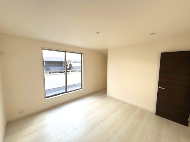 【寝室】 | Livele Garden.S堺市南区槇塚台6期　1号棟 | 広々8帖の主寝室！南西向きバルコニーに出入りでき、明るく気持ちの良い空間です。