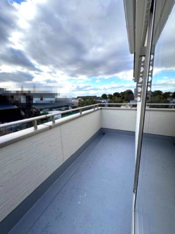 【バルコニー】 | Livele Garden.S堺市南区槇塚台6期　1号棟 | 開放的な南西向きバルコニー！槇塚公園すぐそば。緑豊かな住宅街で自然を感じながら暮らしてみませんか。