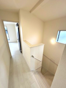 【内装】 | Livele Garden.S堺市南区槇塚台6期　1号棟 | 手すり付き階段で転倒・転落の防止はもちろん移動もラクラク！窓が配され、採光にも配慮されています。