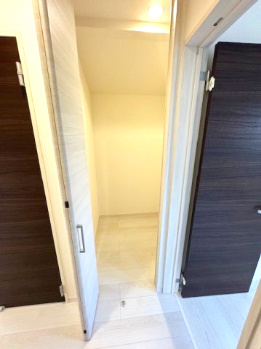 【収納】 | Livele Garden.S堺市南区槇塚台6期　1号棟 | 廊下にも収納スペース有り！2階で使う物を収納しておけば1階まで取りに行く必要がなくなるのもうれしいポイント。