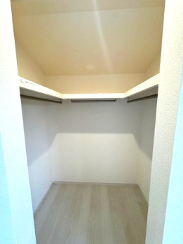 【収納】 | Livele Garden.S堺市南区槇塚台6期　1号棟 | 6帖洋室にもWIC付き！衣類の管理がしやすく、忙しい朝のコーディネートもスムーズです。