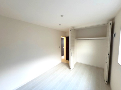 【洋室】 | Livele Garden.S堺市南区槇塚台6期　1号棟 | 大型クローゼット付き、5.7帖洋室！全居室洋室で内装もシンプル！多様なインテリアやレイアウトが楽しめます。