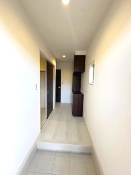 【玄関】 | Livele Garden.S堺市南区槇塚台6期　1号棟 | ホールには玄関収納付き！※掲載中の写真は広角レンズで撮影のため、実際の見え方とは異なります。