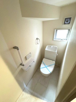 【トイレ】 | Livele Garden.S堺市南区槇塚台6期　1号棟 | 温水洗浄便座付のトイレで、冬の寒い時期でも快適！各階にトイレがあるので、朝の慌ただしい時間も安心です。