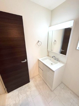 【独立洗面台】 | Livele Garden.S堺市南区槇塚台6期　1号棟 | 大きく見やすい三面鏡付き洗面化粧台！洗面室にも窓があるので湿気もこもらず快適です。