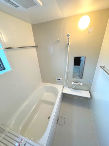 【浴室】 | Livele Garden.S堺市南区槇塚台6期　1号棟 | ゆったり一坪サイズのバスルーム！冬場の寒さ対策はもちろん、洗濯物を乾かす時にも役立つ浴室乾燥機搭載。