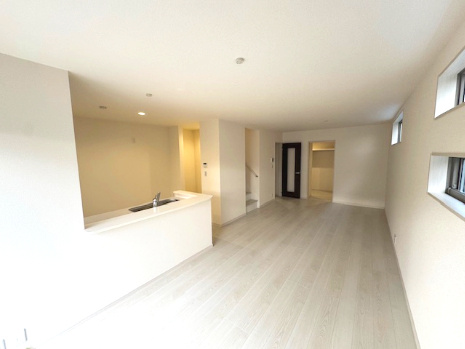 【居間・リビング】 | Livele Garden.S堺市南区槇塚台6期　1号棟 | 広々18帖のLDK！対面式キッチン+リビング階段仕様で、ご家族のコミュニケーションが取りやすい間取り。