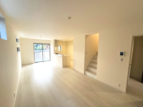 【居間・リビング】 | Livele Garden.S堺市南区槇塚台6期　1号棟 | 南西面の掃出し窓から、太陽の光と爽やかな風が吹き抜け、心地の良い空間を演出してくれます。