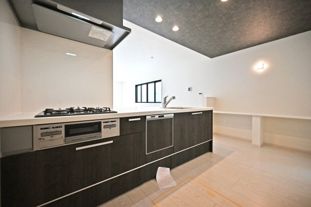 テラシエ下坂部2丁目新築一戸建て全3区画│4LDK+駐車2台可(車種制限有)のキッチン|1階キッチン奥側から撮影した写真です。浄水器一体型水栓、フラット整流板、食器洗い乾燥機などの充実した設備内容です。