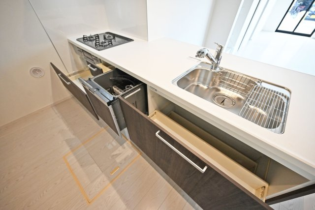 テラシエ下坂部2丁目新築一戸建て全3区画│4LDK+駐車2台可(車種制限有)のキッチン|キッチン天板下いっぱいに収納庫を設けてあります。シンクした収納庫にはナイフホルダーも標準搭載。食器洗い乾燥機や浄水器一体型水栓も標準仕様のユニットが導入されています。